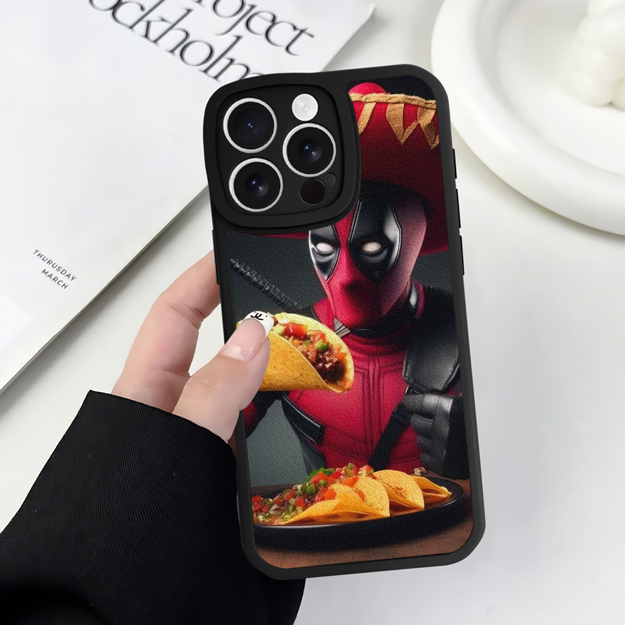 （画像用） Deadpool デッドプール 【iPhone 16シリーズ対応】シリコンスマホケース（レザー調） 材質：シリコン